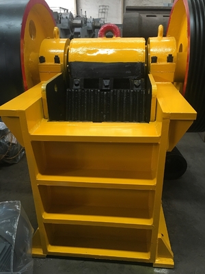 Frantoio mobile seguito del frantoio a mascella del minerale di ferro primario grezzo compatto della pietra per le piante della cava