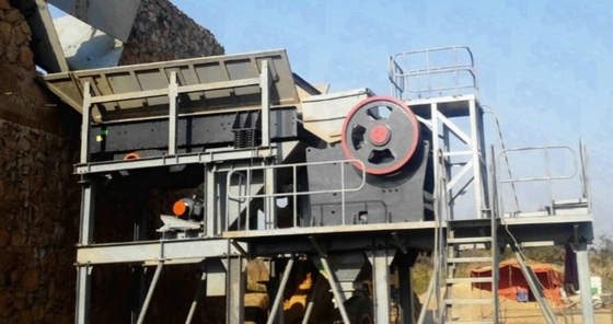 Macchina montata su rotaie del frantoio a mascella del PE per estrazione mineraria della roccia della cava