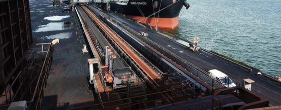 Nastro trasportatore mobile curvo di gomma per l'aggregato della ghiaia della sabbia del minerale metallifero del fango della sporcizia