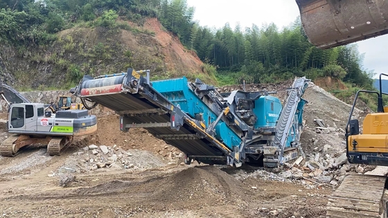500 TPH hanno utilizzato il frantoio per pietre montato su rotaie mobile della seconda mano del frantoio 550SR fatto nel 2020