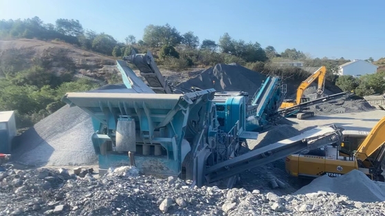 500 TPH hanno utilizzato il frantoio per pietre montato su rotaie mobile della seconda mano del frantoio 550SR fatto nel 2020