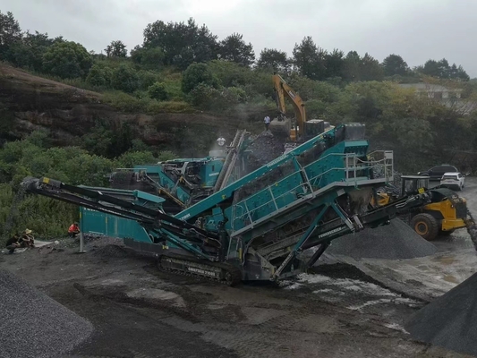 500 TPH hanno utilizzato il frantoio per pietre montato su rotaie mobile della seconda mano del frantoio 550SR fatto nel 2020